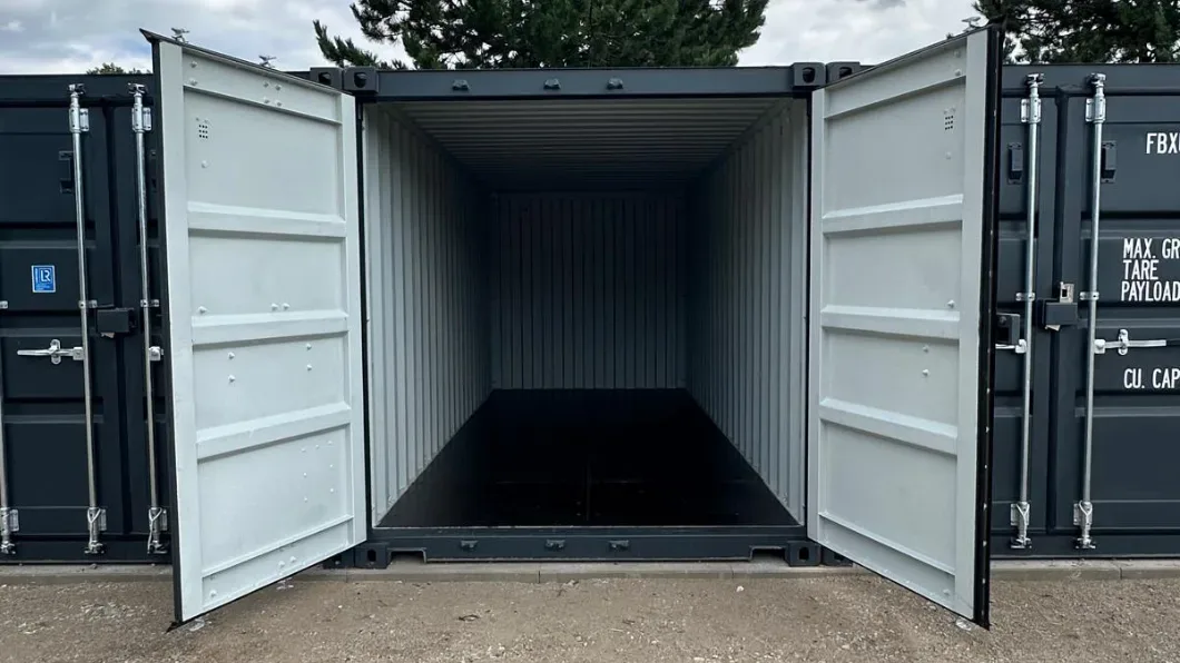 Zufahrt mit dem Transporter direkt vor den geöffneten Lagercontainer